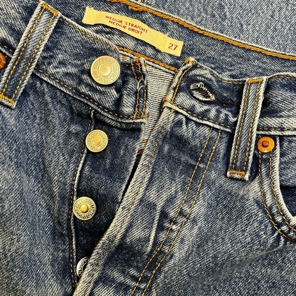 Levi's Wedgie Cropped Fray Hem Distressed High Waist Button Fly Blue Jeans 27 - Picture 9 of 9
